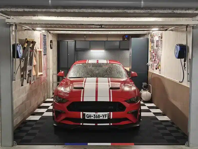 Comparatif entre Dalle Béton et Dalle Clipsable pour le Sol de Garage