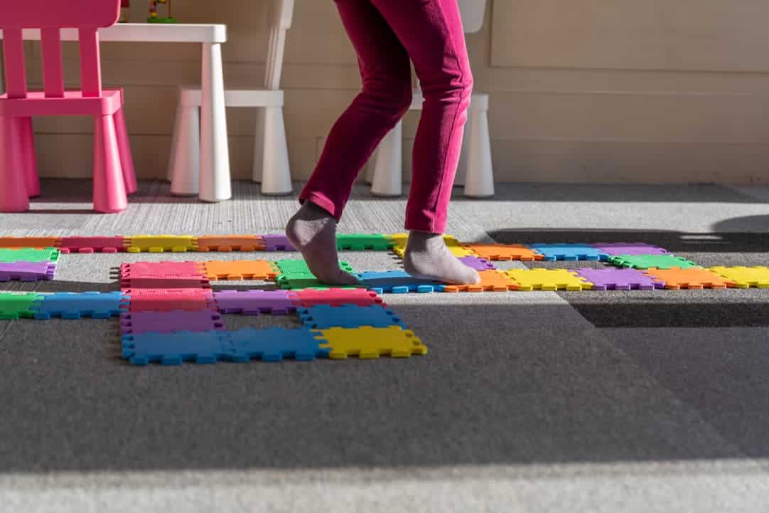 Dalles absorbantes et autres revêtements de sol : compatibilité et conseils