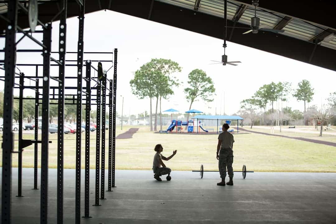 Comment poser des dalles amortissantes en caoutchouc pour un sol amortissant extérieur.